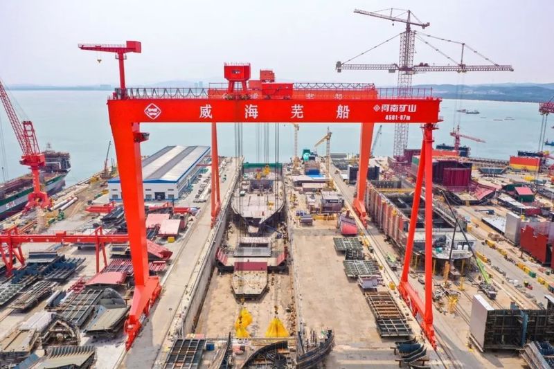 空中“鋼鐵俠”|“礦源”智造450t超大跨度造船門(mén)機(jī)